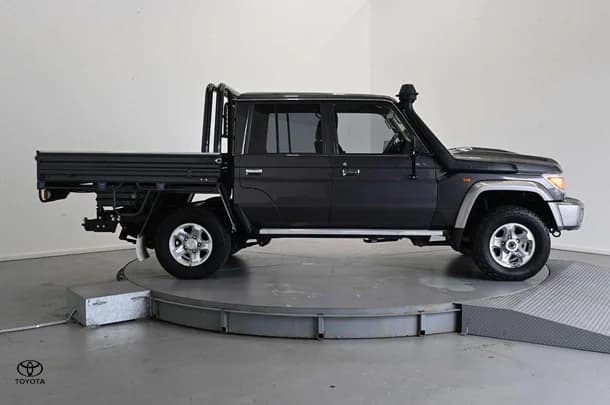 2021 Toyota LC Military GXL image 4