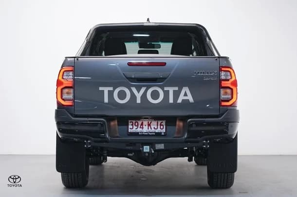 2024 Toyota Hilux 4x4 SR5 image 6