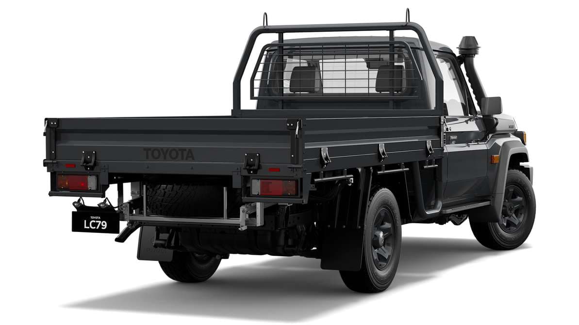 2024 Toyota LandCruiser 79 GX Single-Cab Cab-Chassis image 3