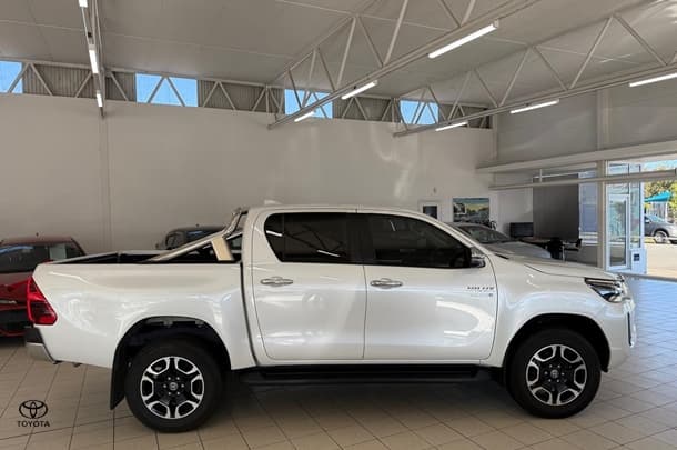2023 Toyota Hilux SR5 image 7