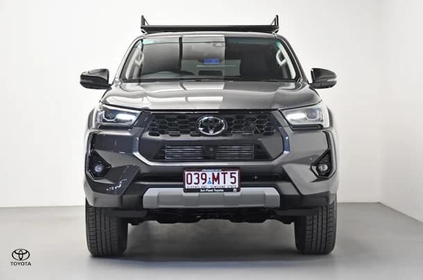 2024 Toyota Hilux 4x4 SR5 image 2