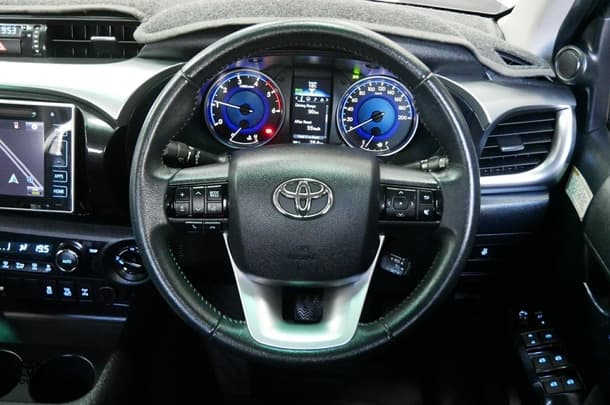 2017 Toyota Hilux 4x4 SR5 image 10