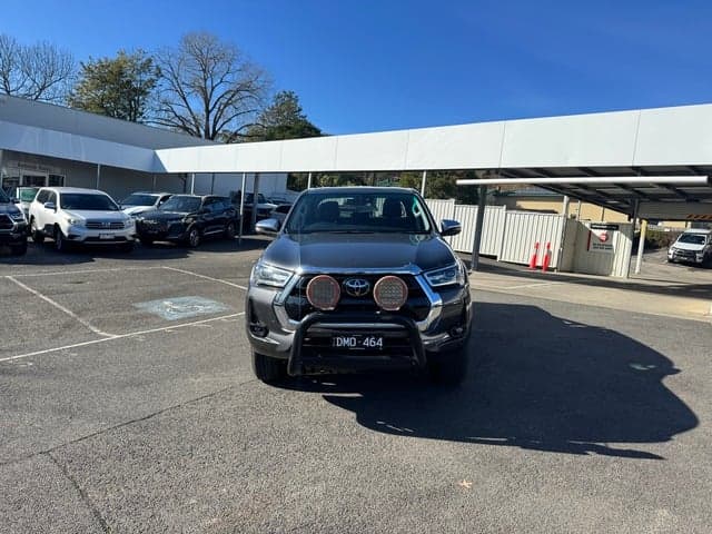 2023 Toyota Hilux SR5 image 2