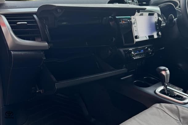2022 Toyota Hilux SR5 image 12