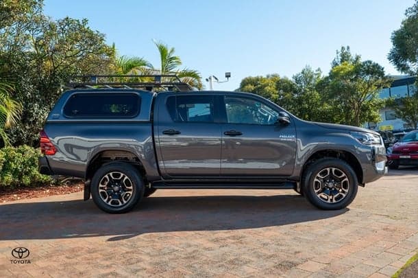 2024 TOYOTA Hilux 4x4 SR5 image 3