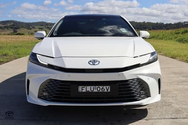 2024 Toyota Camry Hybrid SL image 2