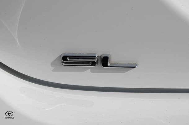 2019 Toyota Camry Hybrid SL image 12