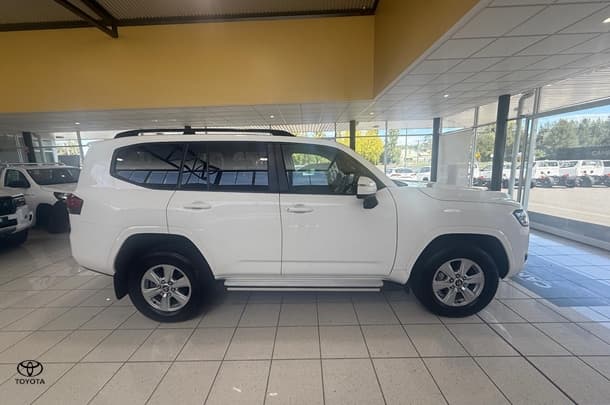 2023 Toyota Landcruiser GXL image 8
