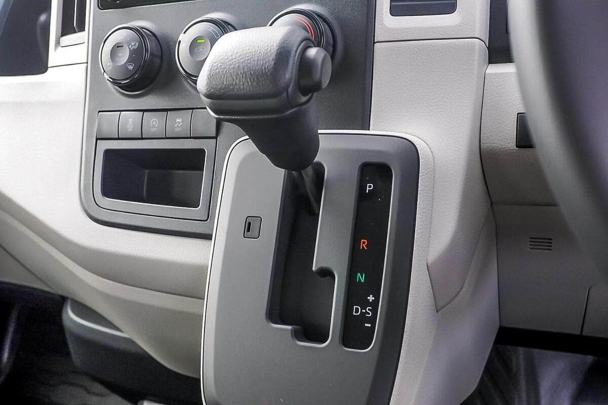 2025 Toyota Hiace LWB Auto image 7