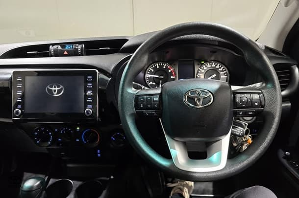 2023 Toyota Hilux SR image 16