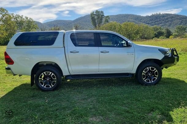 2020 Toyota Hilux 4x4 SR5 image 4