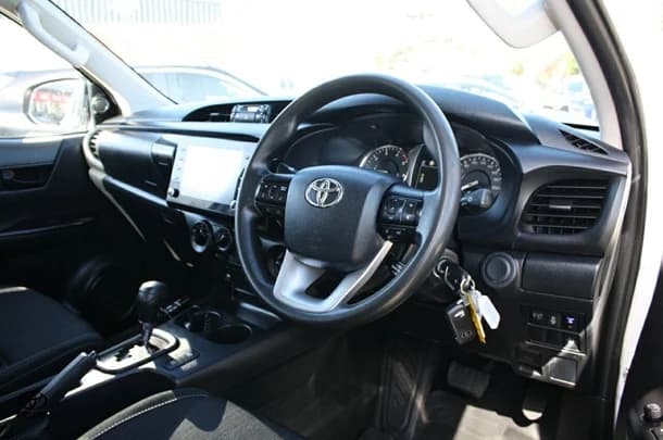 2021 Toyota Hilux SR image 12