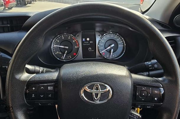 2021 Toyota Hilux SR image 20