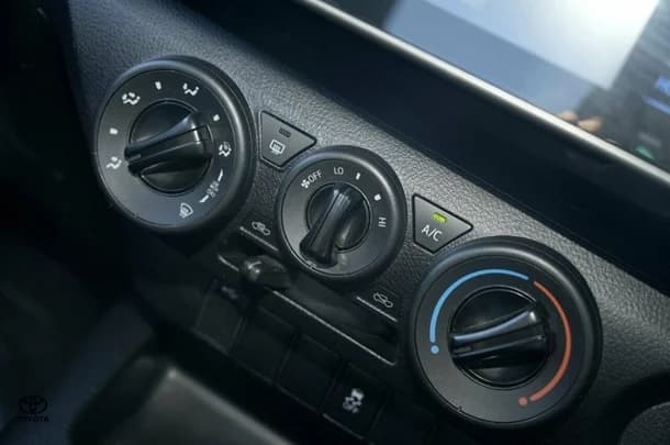 2017 Toyota HILUX SR image 18