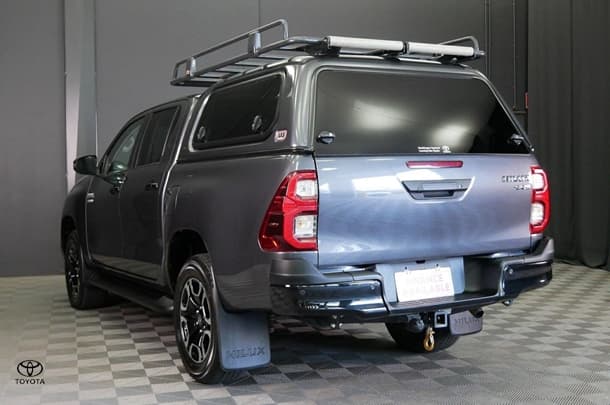 2024 Toyota Hilux 4x4 SR5 image 6