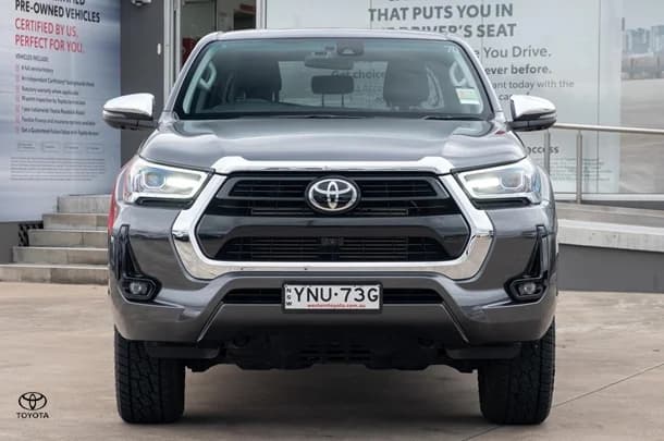 2023 Toyota Hilux 4x4 SR5 image 4