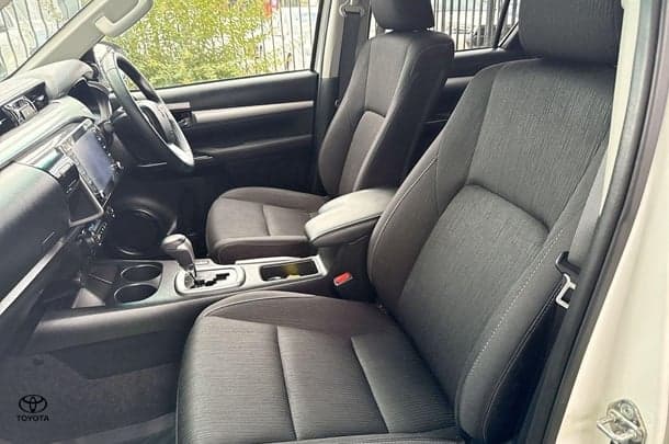 2023 Toyota Hilux SR5 image 25