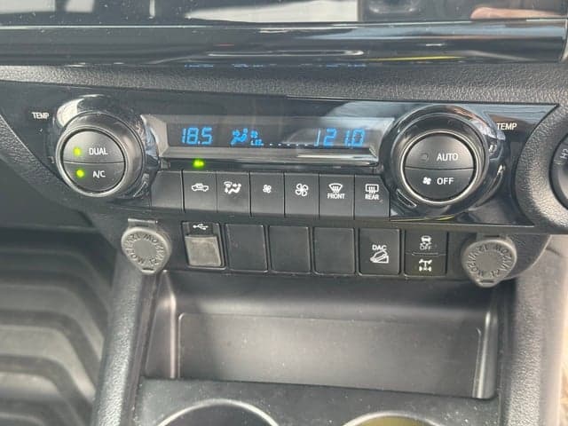 2022 Toyota Hilux SR5 image 15