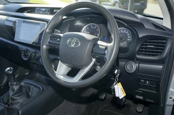 2017 Toyota HILUX SR image 7