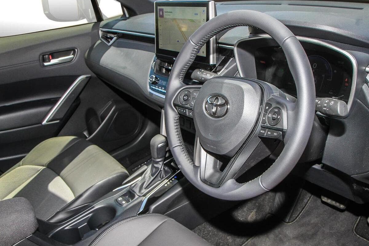 2025 Toyota Corolla Cross GXL Auto eFour image 6