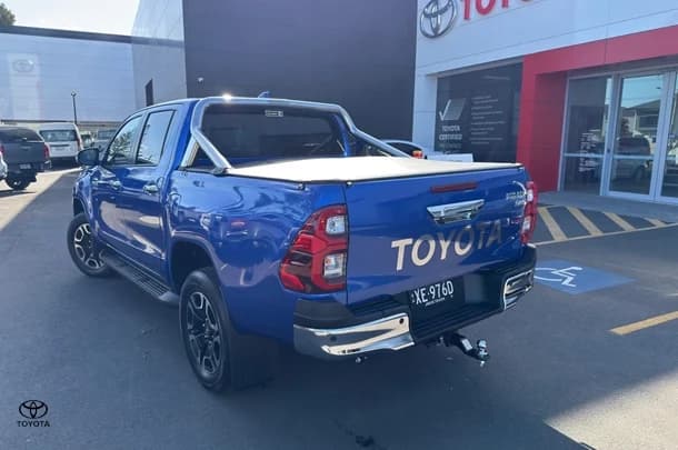 2023 Toyota Hilux 4x4 SR5 image 3