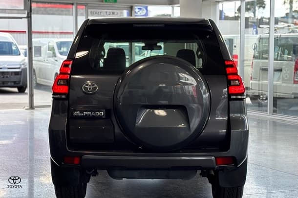2020 Toyota Prado GX image 4