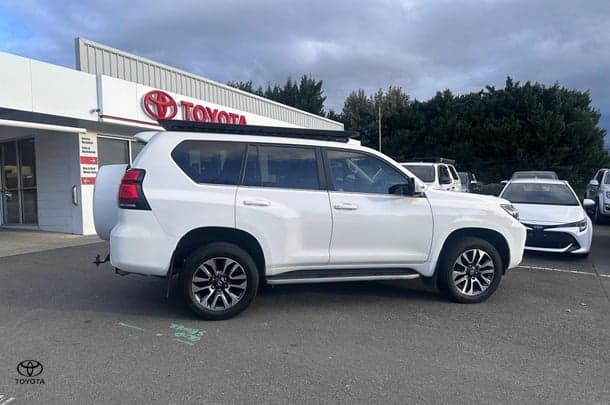 2021 Toyota Prado VX image 6