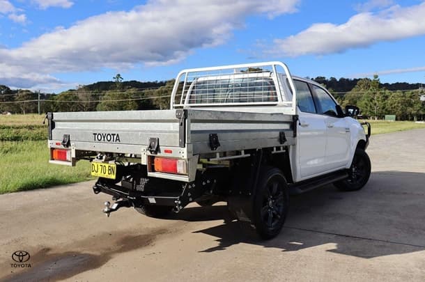 2023 Toyota Hilux 4x4 SR image 6