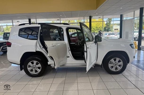 2023 Toyota Landcruiser GXL image 16