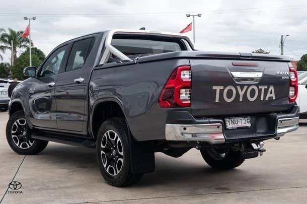 2023 Toyota Hilux 4x4 SR5 image 2