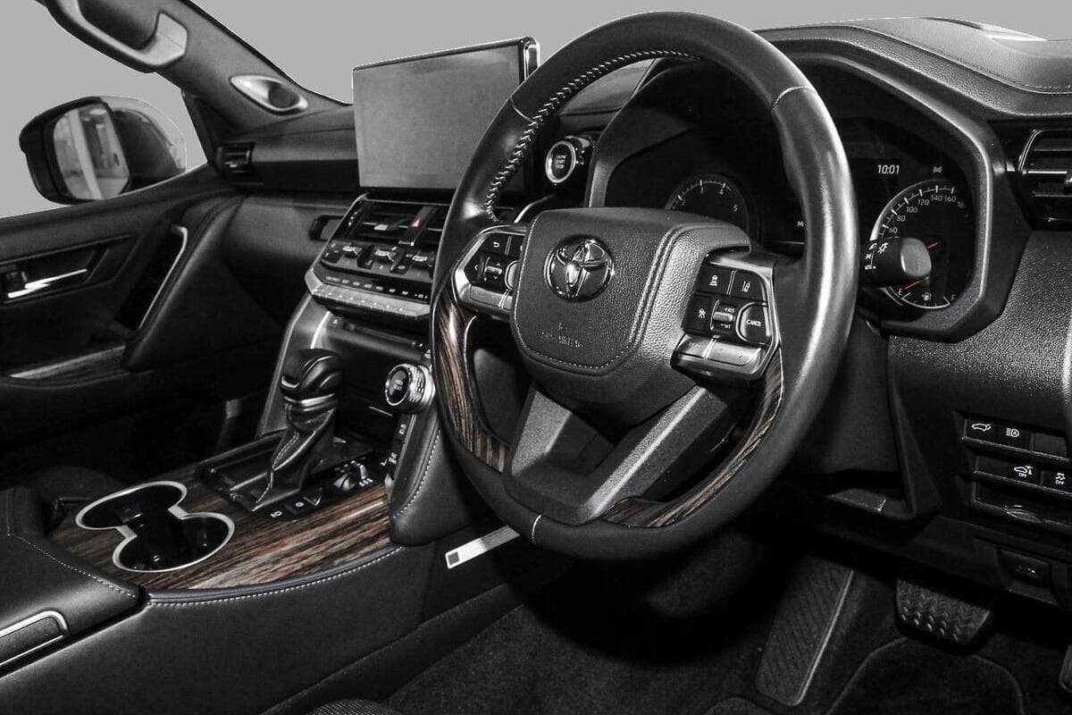 2024 Toyota Landcruiser Sahara Auto 4x4 image 6