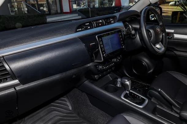 2023 TOYOTA Hilux 4x4 SR5 image 8