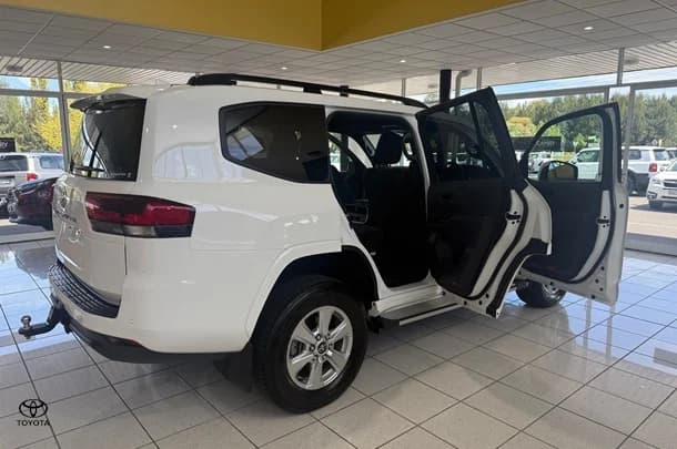 2023 Toyota Landcruiser GXL image 15