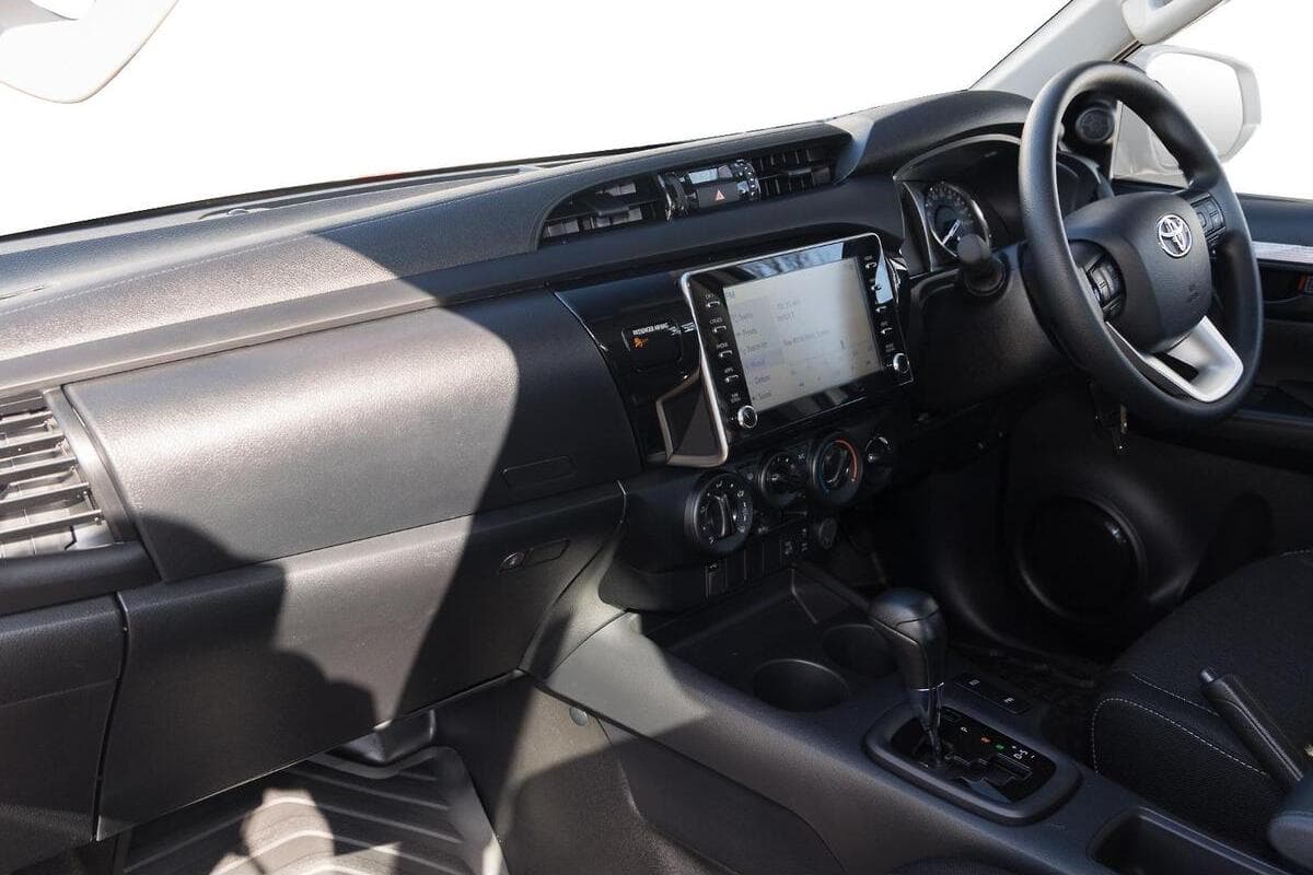 2025 Toyota Hilux SR Auto 4x4 Double Cab image 7