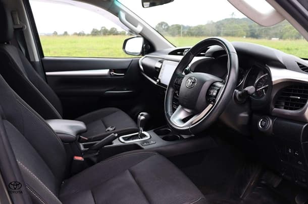 2020 Toyota Hilux 4x4 SR5 image 16