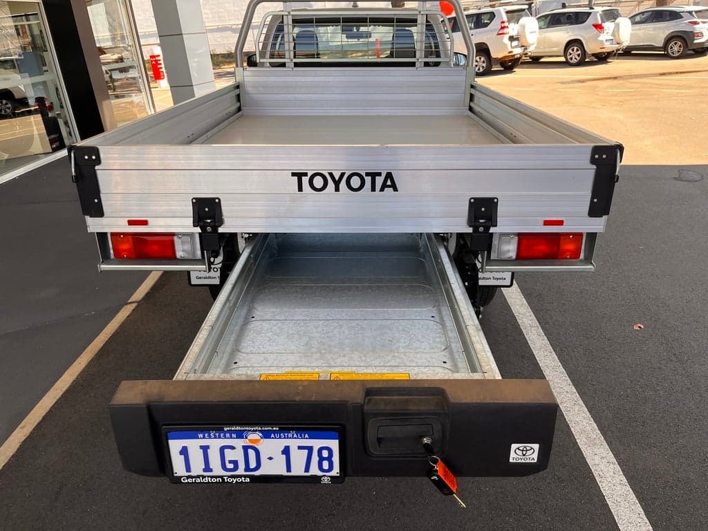 2023 Toyota Hilux SR image 4