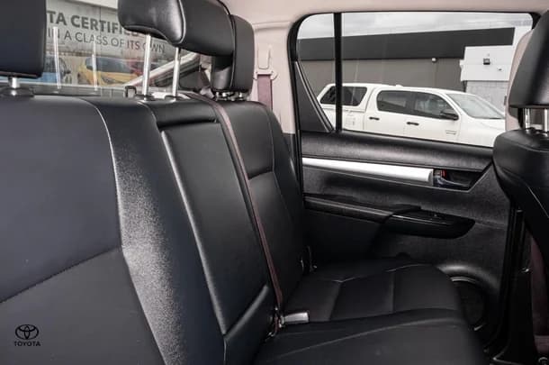2023 Toyota Hilux 4x4 SR5 image 9