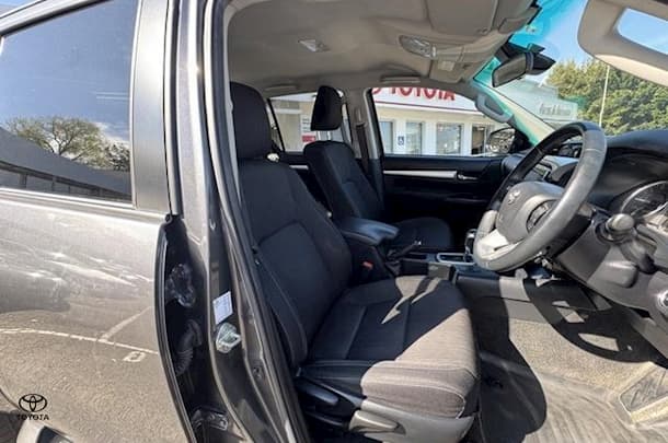2022 Toyota Hilux SR5 image 9