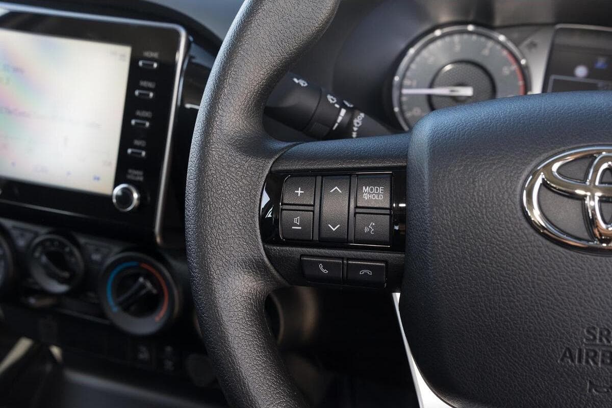2025 Toyota Hilux SR Auto 4x4 Double Cab image 15