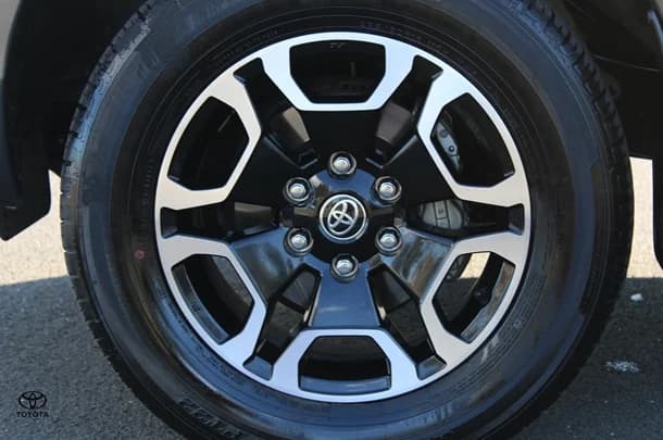 2023 Toyota Hilux 4x4 SR5 image 14