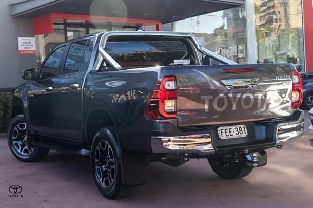 2023 TOYOTA Hilux 4x4 SR5 image 2