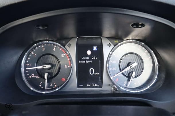 2023 Toyota Hilux 4x4 SR image 12