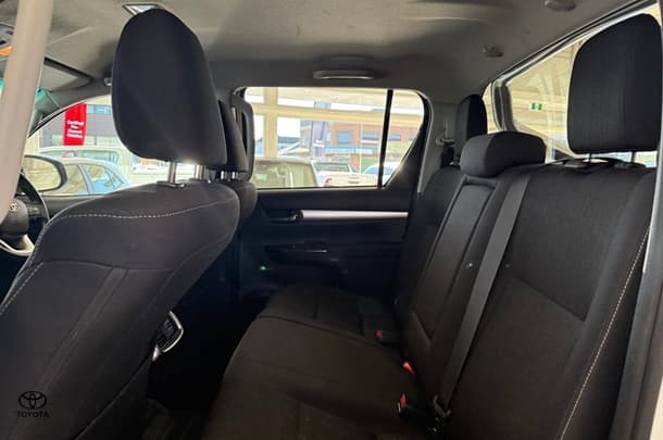 2023 Toyota Hilux SR5 image 12