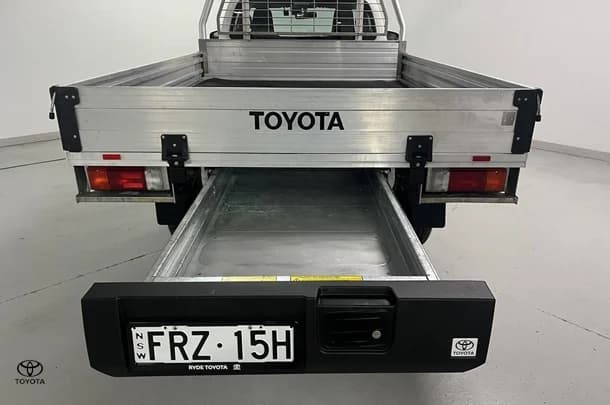 2024 Toyota Hilux SR image 13