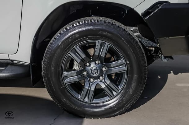 2024 Toyota HILUX SR image 11