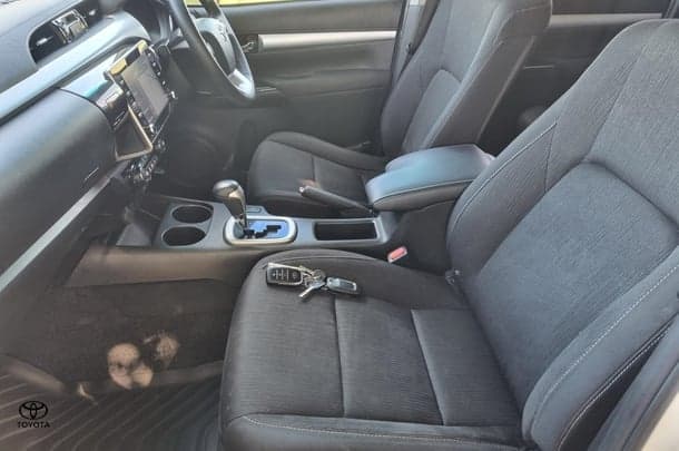 2020 Toyota Hilux 4x4 SR5 image 10
