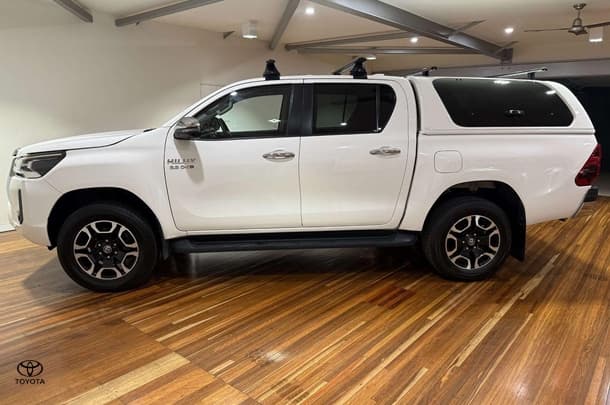 2023 Toyota Hilux SR5 image 6