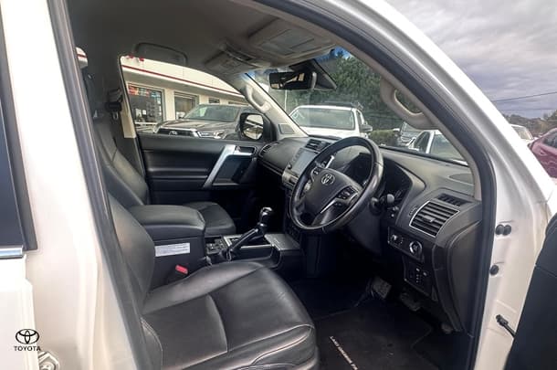 2021 Toyota Prado VX image 10