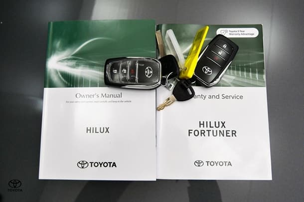 2024 Toyota Hilux 4x4 SR5 image 24