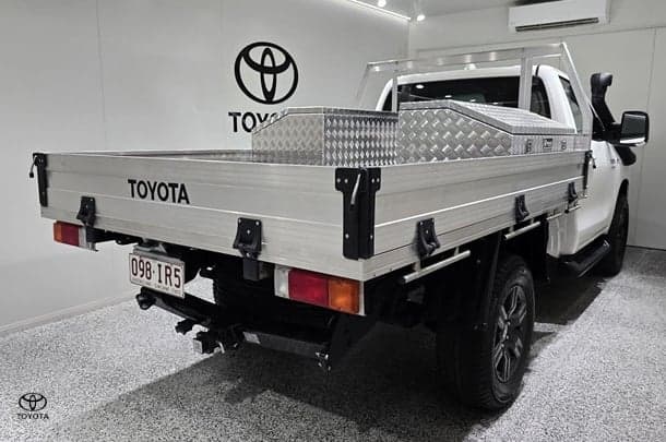 2023 Toyota Hilux SR image 2
